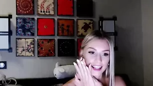 Пышногрудая крошка Killer__Tits танцует стриптиз