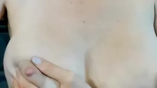 Рыжая стерва Haylee_Love мнет сосочки