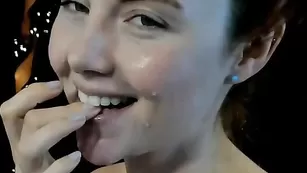 Рыжая стерва Haylee_Love мнет сосочки