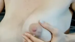 Рыжая стерва Haylee_Love мнет сосочки