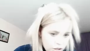 Малышка Priscillamoon дрочит киску и стонет