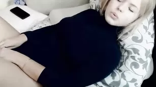 Малышка Priscillamoon дрочит киску и стонет