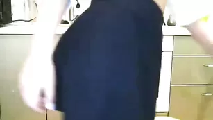 Рыжая самка трахает киску на кухне Elenakissa