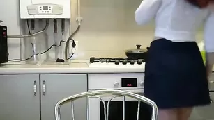 Грудастая Elenakissa развлекается на кухне