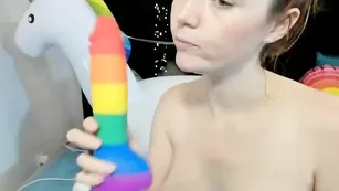 Рыжая сучка отсасывает член Haylee_Love