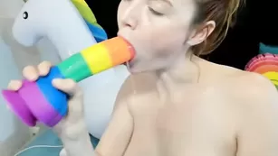 Рыжая сучка отсасывает член Haylee_Love