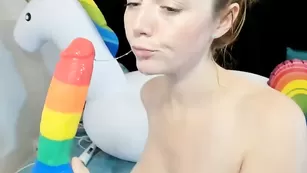 Рыжая сучка отсасывает член Haylee_Love