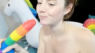 Рыжая сучка отсасывает член Haylee_Love