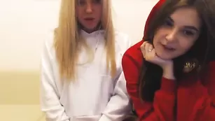 Русские шлюшки No_Bra_Club обнажают сиськи