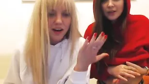 Русские шлюшки No_Bra_Club обнажают сиськи