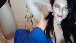 Сексапильная брюнетка dominikka21 трахает пизду