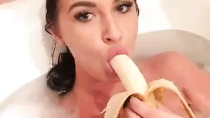 Грудастая девочка шалит в ванне dianova