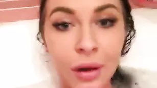 Грудастая девочка шалит в ванне dianova