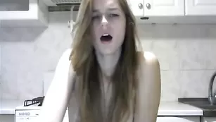 Кокетливая шлюшка мастурбирует киску ловенсом