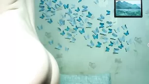 Грудастая красавица трахает попку happiness69