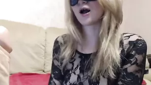 Шлюшка в маске KoT_XXX_KisA мастурбирует пизду