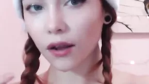 Юная блудница Leonzi дрючит задницу