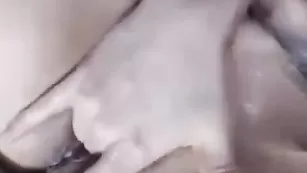 Толстая шкура LoveCatsuit дрочит мокрую пизду