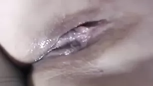 Толстая шкура LoveCatsuit дрочит мокрую пизду