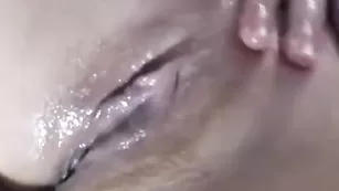 Толстая шкура LoveCatsuit дрочит мокрую пизду