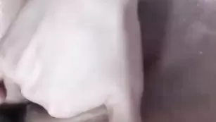 Толстая шкура LoveCatsuit дрочит мокрую пизду