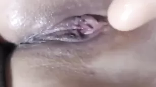 Толстая шкура LoveCatsuit дрочит мокрую пизду