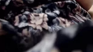 Модель MightyAnn снимает платье