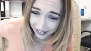 Красотка cristinabella ласкает себя