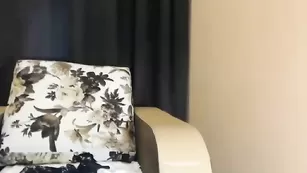 Модель Elya-x ласкает соски