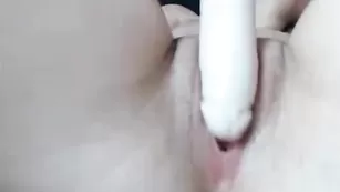 Пылкая blondyelena трахает пизду фаллосом