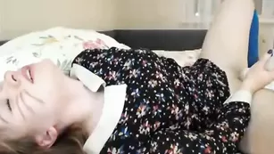 Страстная кошечка cutesnowwhite занялась мастурбацией