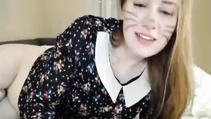 Страстная кошечка cutesnowwhite занялась мастурбацией