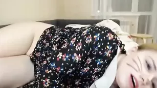 Проказница cutesnowwhite трахнулась вибратором