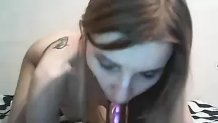 Татуированная шмара трахает задницу sweetblond7