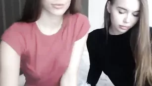 Только не выкладывай! Совратила младшую сестру и шантажирует