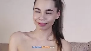 Шмара в маске Coverme трахает задницу