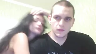 Брюнетка EnjoyFromSex делает минет