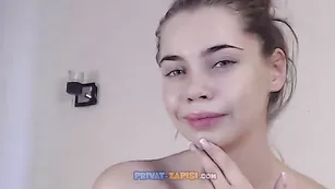 Малышка Coverme  трахает себя в анал