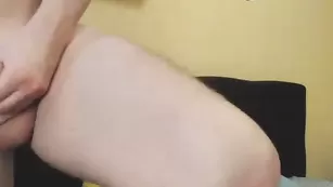 Красотка NiceAnal19 ласкает член