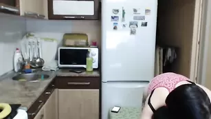 Русская телка сосет на кухне _Pinacolada_