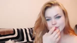 Рыжая сучка Hornydreams1990 танцует стриптиз