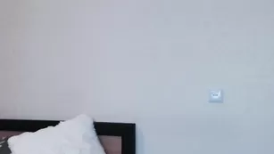 Очкастая малышка Cherry_Lady_ обнажает большие сиськи