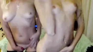 Худые бляди MLPLPSLOVE танцуют в чулках