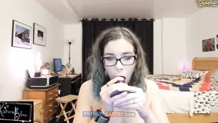 Пышногрудая курва katrinablue танцует стриптиз