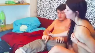 Длинноволосая шмара мастурбирует член splashglide