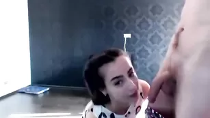 Юная брюнетка сосет хуй и трахается sushivecher