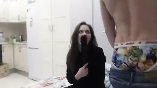 Русская шлюшка отсасывает член Misterandmisislove