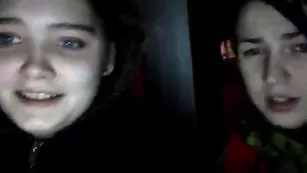 Лесбиянки Pirozhki эротично обнажаются