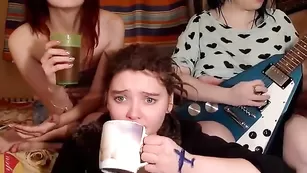 Лесбиянки Pirozhki эротично обнажаются