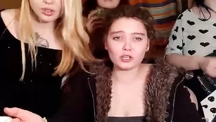 Лесбиянки Pirozhki эротично обнажаются